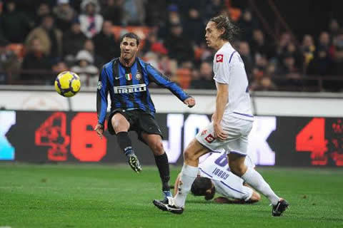 Quaresma shooting with a trivela (outside part of his foot), in a Inter Milan match
