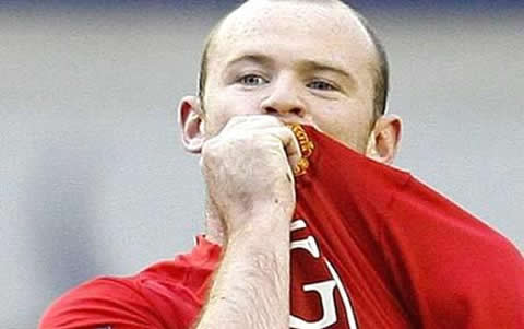 Wayne Rooney kisses Manchester United jersey