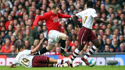 Wayne Rooney getting past a defender in a match against Arsenal FC