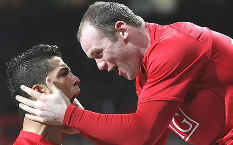 Wayne Rooney holding Cristiano Ronaldo face while celebrating a Manchester United goal