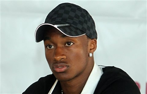 Yannick Djaló with a hat, talking in a press-conference