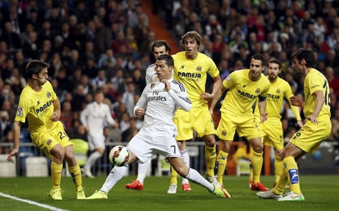 Cristiano Ronaldo stretches to touch the ball, in the middle of several Villarreal defenders