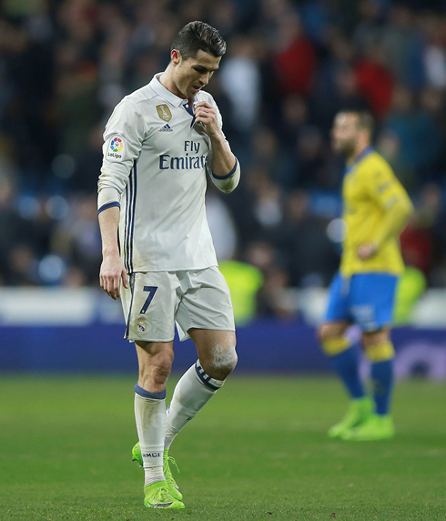 Cristiano Ronaldo looking worried as Real Madrid slips at home vs Las Palmas, in La Liga 2016-2017
