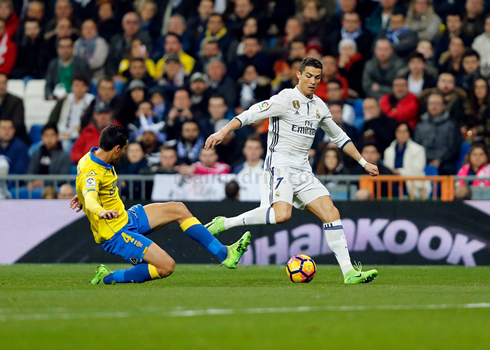 Cristiano Ronaldo getting past an opponent in Real Madrid 3-3 Las Palmas in 2017