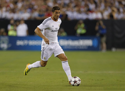 Cristiano Ronaldo running with the ball in Real Madrid 2013-2014