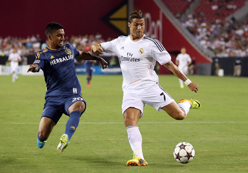 Cristiano Ronaldo striking the ball with his left foot, in LA Galaxy 1-3 Real Madrid, in 2013-2014 pre-season US tour