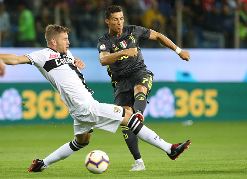 Cristiano Ronaldo strikes with his left foot, in Parma vs Juventus