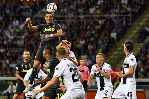 Cristiano Ronaldo jumping higher than everyone around him in Parma 1-2 Juventus in 2018