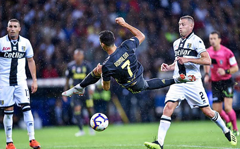 Cristiano Ronaldo tries an acrobatic shot in Parma vs Juventus in 2018