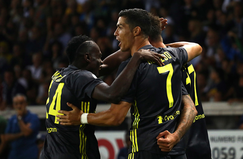 Cristiano Ronaldo celebrates Juventus goal with his teammates