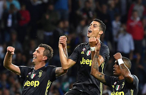 Cristiano Ronaldo celebrates with Juventus fans next to Mandzukic and Douglas Costa