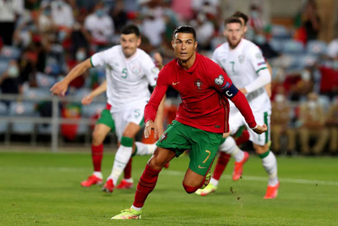 Cristiano Ronaldo escaping his marking in Portugal vs Ireland
