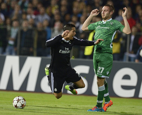 Cristiano Ronaldo diving act to draw a penalty-kick, in Ludogorets vs Real Madrid