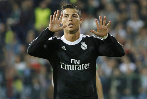 Cristiano Ronaldo showins his 10 fingers following his goal in Ludogorets 1-2 Real Madrid