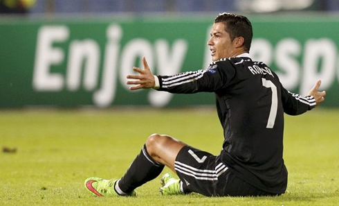 Cristiano Ronaldo complaining while seated on the ground