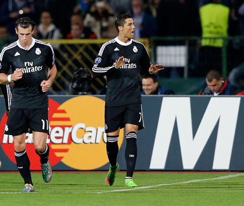 Cristiano Ronaldo telling Bulgarians fans to calm after equalizing the game in Razgrad