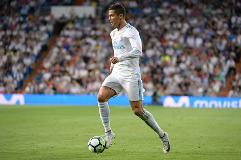 Cristiano Ronaldo moving the ball forward in a game at the Bernabéu