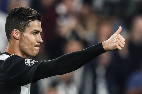 Cristiano Ronaldo raising his thumb to a teammate