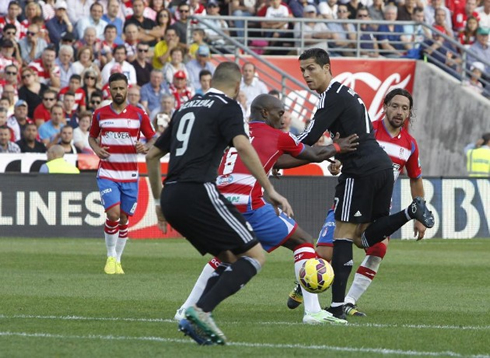 Cristiano Ronaldo back-heel assist to Karim Benzema, Granada 0-4 Real Madrid