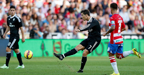 Cristiano Ronaldo shooting from long-range in a Real Madrid league fixture in 2014-2015