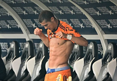 Cristiano Ronaldo showing his strong body core before stepping onto the pitch for Juventus