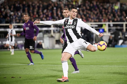 Cristiano Ronaldo preparing to strike the ball with his left foot in Fiorentina vs Juventus