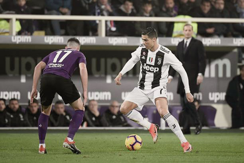 Cristiano Ronaldo trying to dribble a defender in Fiorentina vs Juventus in 2018