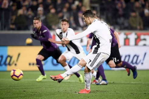 Cristiano Ronaldo converting a penalty-kick in the Serie A, in Fiorentina vs Juventus