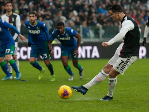 Cristiano Ronaldo converts a penalty-kick for Juventus in 2-2 draw against Sassuolo