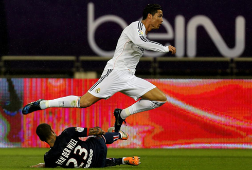 Cristiano Ronaldo passing by Van Der Wiel, in PSG 0-1 Real Madrid