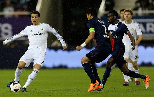 Cristiano Ronaldo passing the ball to a teammate, in Real Madrid vs PSG