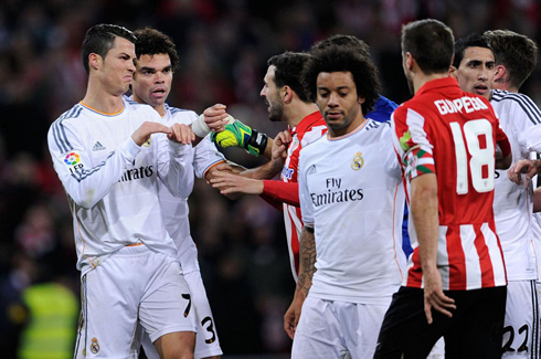 Cristiano Ronaldo explaining and joking with Athletic Bilbao player over reaction after being scratched on the face