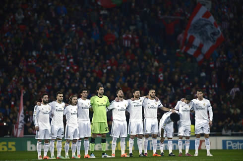 Real Madrid starting eleven respecting one minute of silence in Bilbao, in honor of Luis Aragonés
