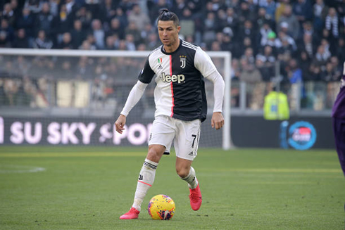 Cristiano Ronaldo moving the ball forward in Juventus vs Fiorentina