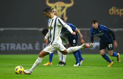 Cristiano Ronaldo converting the penalty-kick in Inter 1-2 Juventus