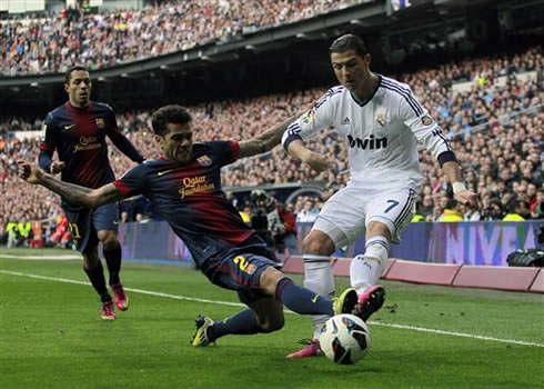 Cristiano Ronaldo suffering a harsh tackle by Daniel Alves, in Real Madrid 2-1 Barcelona, at the Santiago Bernabéu, in March 2013