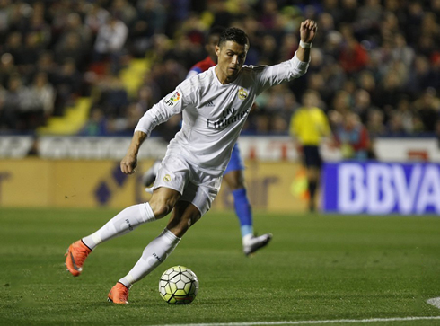 Cristiano Ronaldo dancing around with the ball in Levante vs Real Madrid
