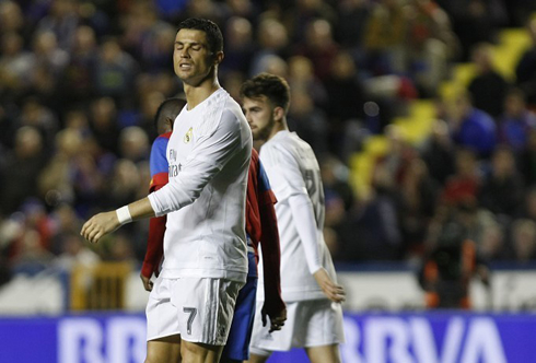 Cristiano Ronaldo gets upset after Real Madrid wastes another attacking chance to score