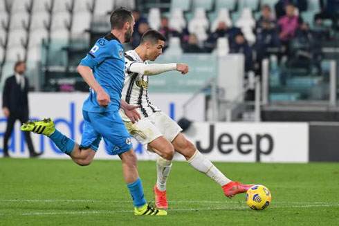 Cristiano Ronaldo finishing a Juventus counter-attack with his left foot