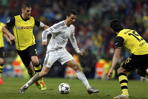 Cristiano Ronaldo facing Mats Hummels, in Real Madrid vs Borussia Dortmund for the Champions League in 2014