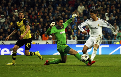 Cristiano Ronaldo vs Weidenfeller, in Real Madrid vs Borussia Dortmund