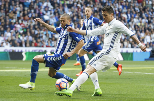 Cristiano Ronaldo left-footed cross, in Real Madrid 3-0 Alavés