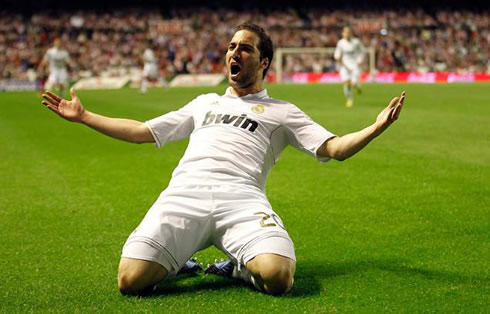 Gonzalo Higuaín celebrating his great goal in Athletic Bilbao vs Real Madrid, for La Liga 2012