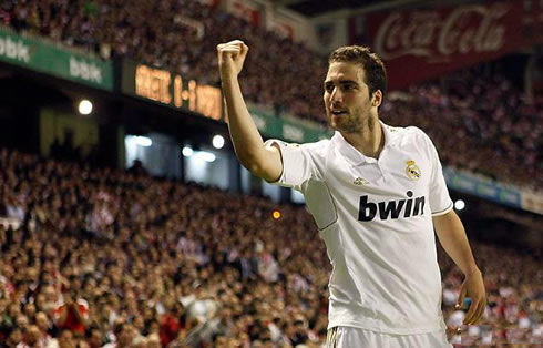 Iker Casillas showing his strong hand after scoring an important goal for Real Madrid in San Mamés, in 2012