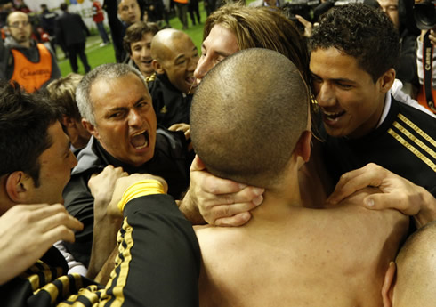José Mourinho in absolute madness, celebrating Real Madrid title with Sergio Ramos and holding Pepe by his neck