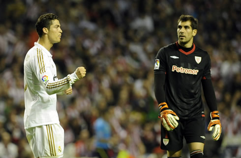 Cristiano Ronaldo near Iraizoz in Athletic vs Real Madrid, in La Liga 2012