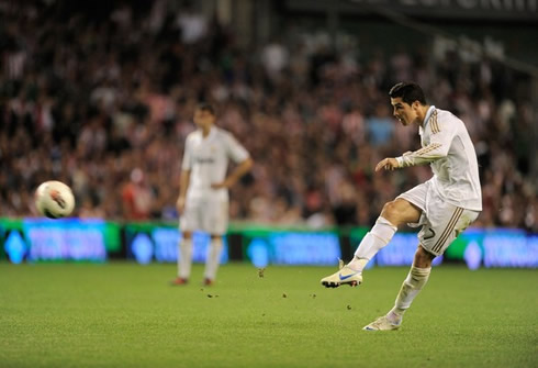 Cristiano Ronaldo stance when kicking the ball in a free-kick, during a game between Athletic Bilbao and Real Madrid, for La Liga in 2012