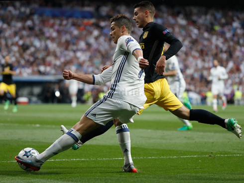 Cristiano Ronaldo stretches to cross with his left foot in a UCL match against Atletico in 2017