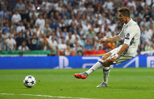 Cristiano Ronaldo scores Real Madrid third goal against Atletico, also his third of the night