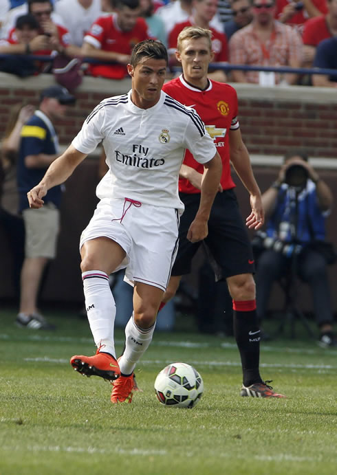 Cristiano Ronaldo passing the ball in Real Madrid vs Manchester United, in the 2014-15 pre-season